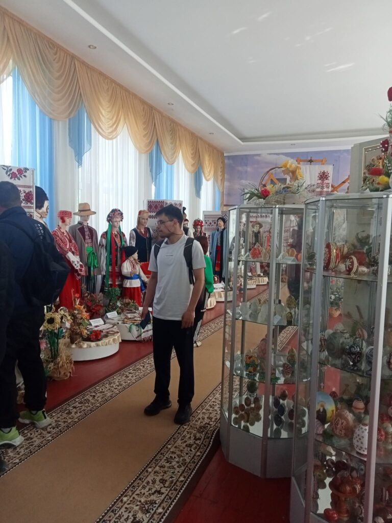 Традиції, що виховують: заняття з історії соціальної роботи у Музеї українського костюма та писанки