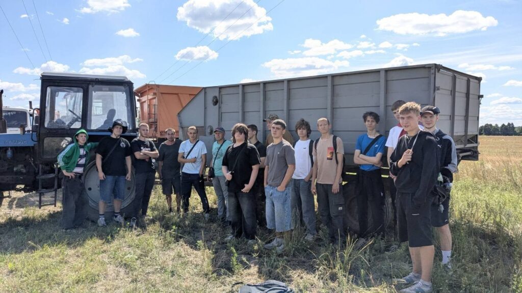 Практичне навчання в полі: майбутні фахівці опановують технологію заготівлі силосу!